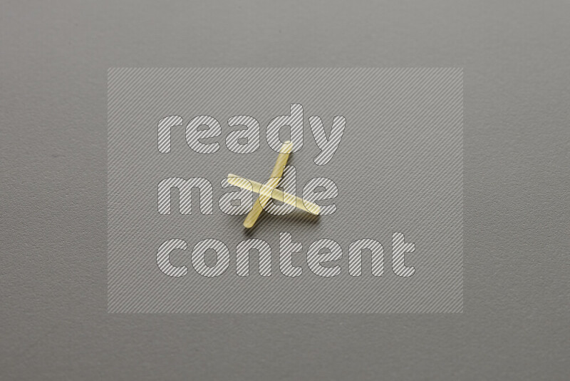 شعيرية علي خلفية رمادية