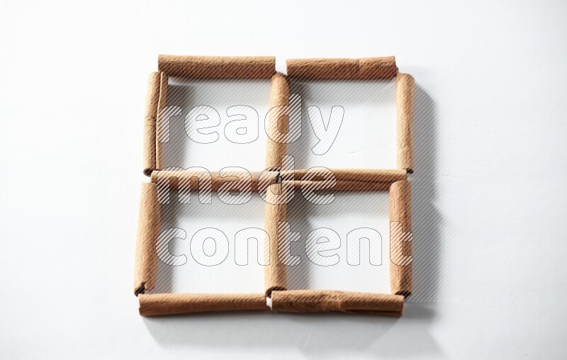 4 مربعات من أعواد القرفة فارغة علي خلفية بيضاء