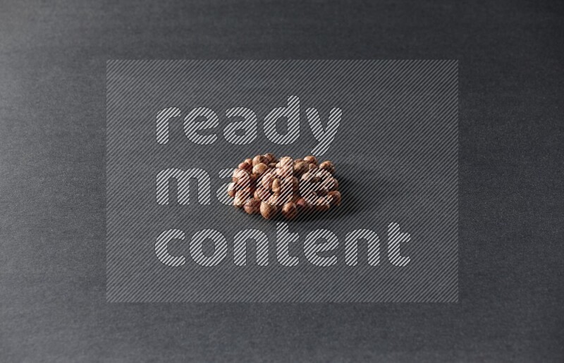 مجموعة من حبات البندق المقشر على خلفية سوداء