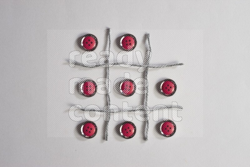 أزرار حمراء موضوعة علي خلفية رمادية