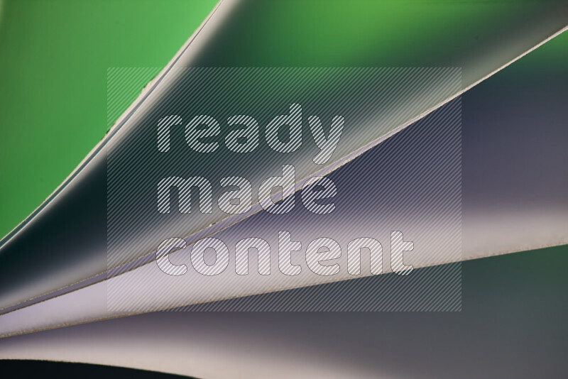 فن تجريدي يعرض منحنيات مع تدرجات الألوان الباردة مكونه بضوء ملون