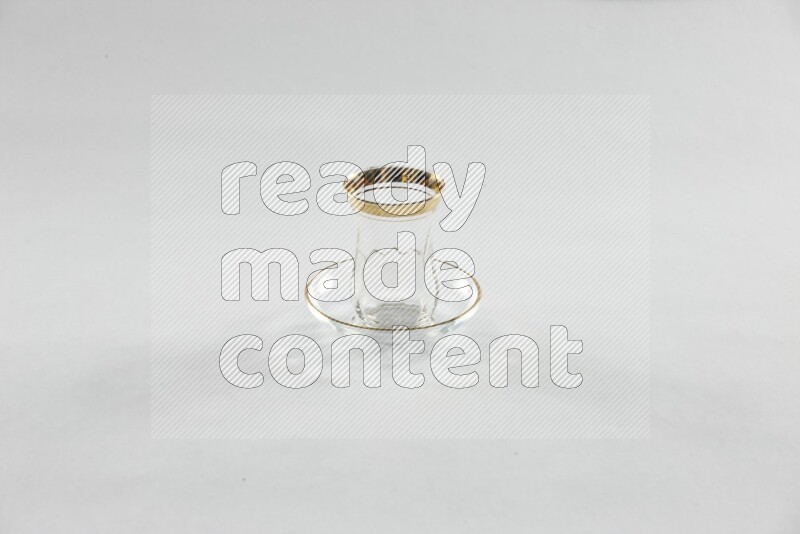 أواني زجاجية مثل إبريق للقهوة وكوب وصحن ووعاء علي خلفية بيضاء