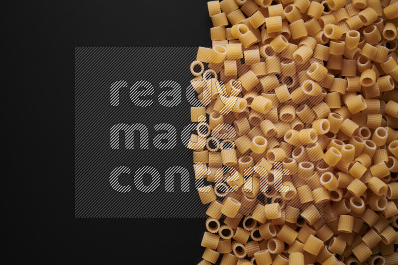 أنواع مختلفة من المعكرونة علي خلفية سوداء