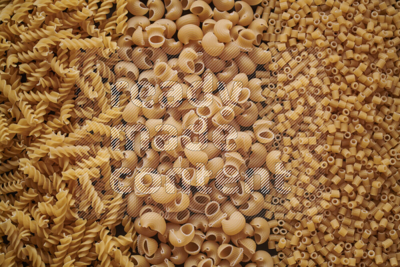 3 انواع معكرونة علي الخلفية كاملة