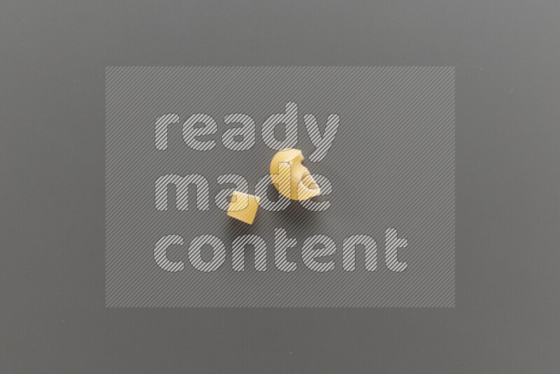 معكرونة خواتم مع أنواع أخري من المعكرونة علي خلفية رمادية