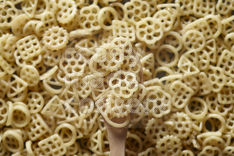 ملعقة خشبية مليئة بالفنكوش علي خلفية من الفنكوش