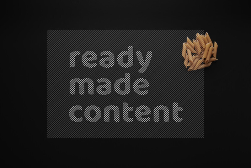 أنواع مختلفة من المعكرونة علي خلفية سوداء