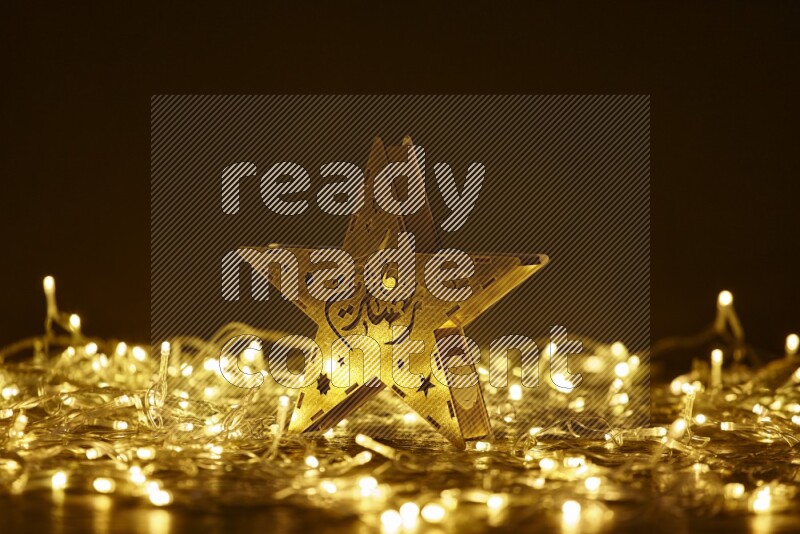 فانوس رمضان تقليدي محاط بأضواء الزينة المتوهجة