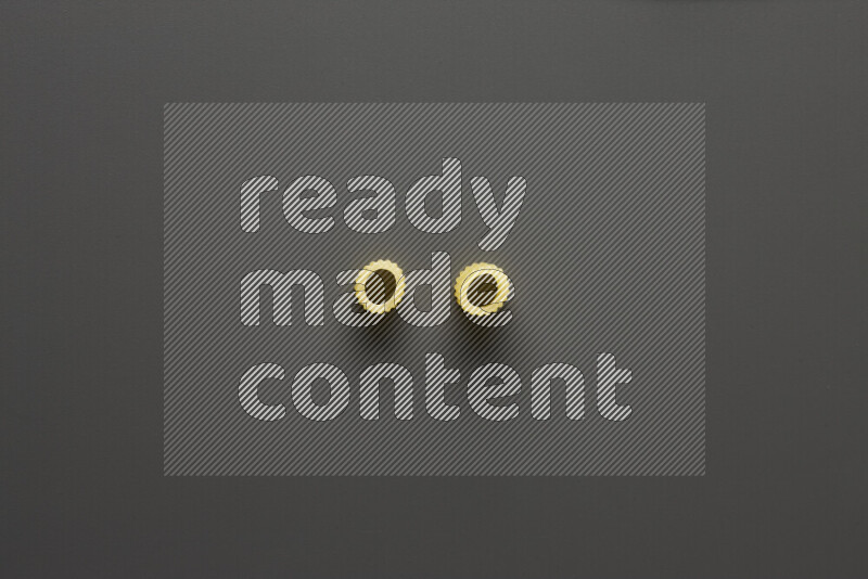 معكرونة خواتم علي خلفية رمادية