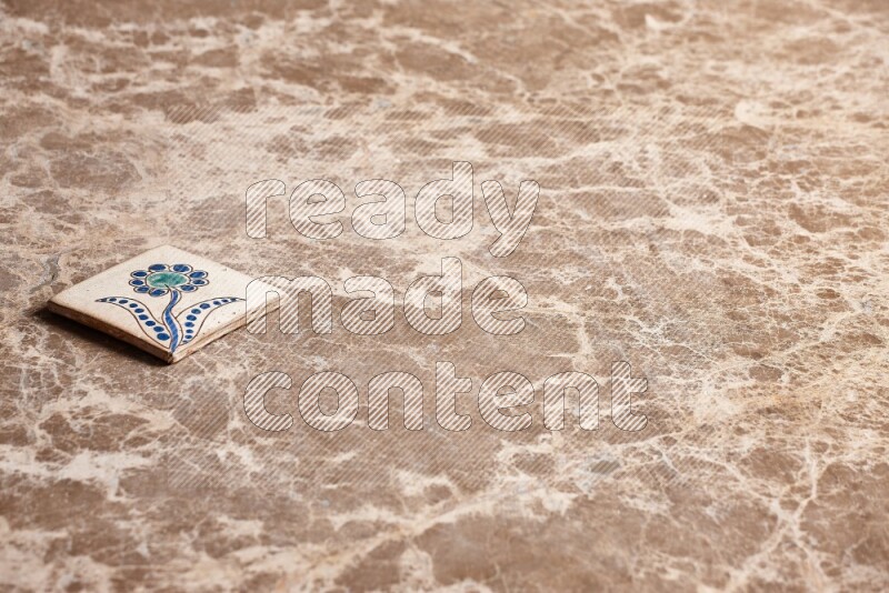 قواعد أكواب مزخرفة على خلفية رخام بيج