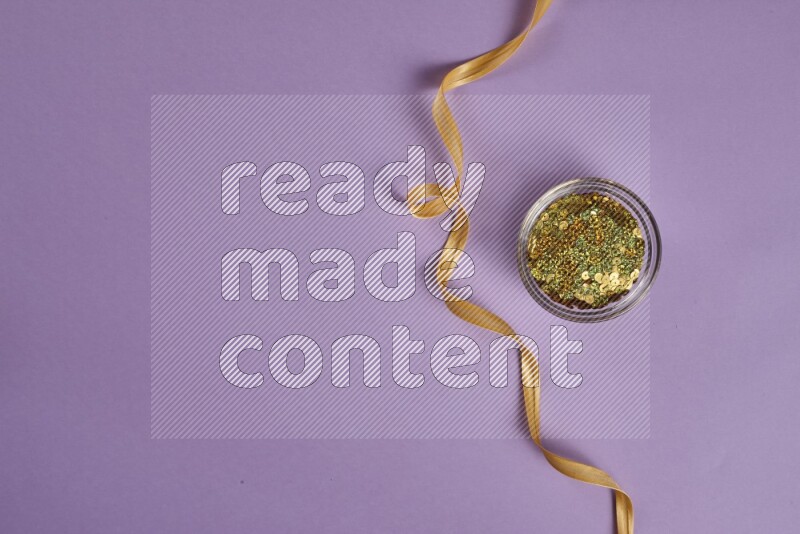 مجموعة من أدوات الخياطة والتفصيل صفراء وأرجوانية اللون على خلفية أرجوانية