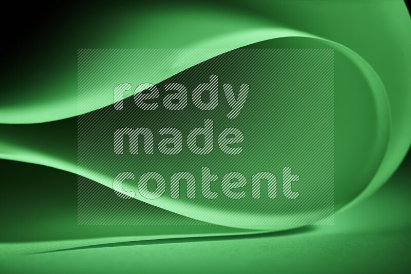 فن تجريدي يعرض منحنيات وتدرجات اللون الأخضر مكونه بضوء ملون