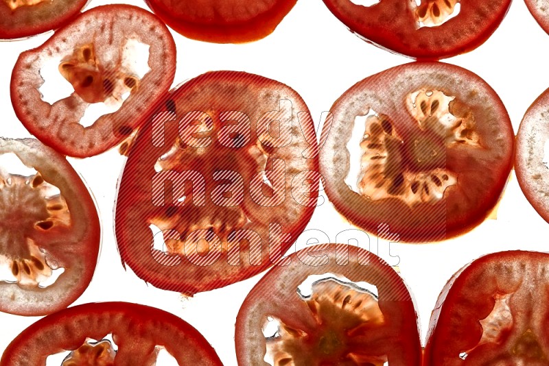 شرائح الطماطم علي خلفية بيضاء مضيئة
