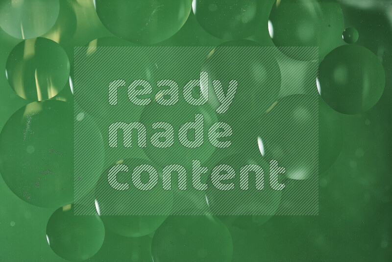 لقطات مقربة لفقاعات من الزيت على سطح الماء باللون الأخضر