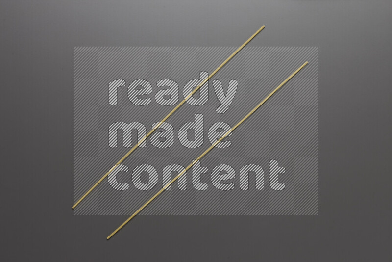 معكرونة إسباجيتي علي خلفية رمادية