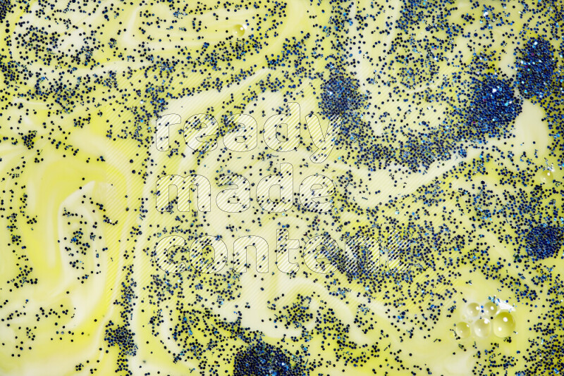 لقطة مقربة لبريق أزرق متلألئ منتشر على خلفية من اللون الأصفر في حركات دائرية