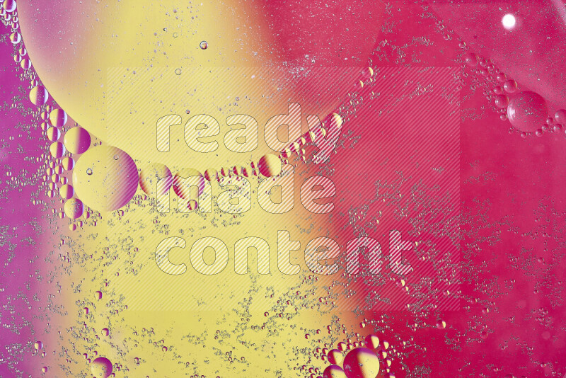 لقطات مقربة لفقاعات من الزيت على سطح الماء باللون الأصفر والوردي