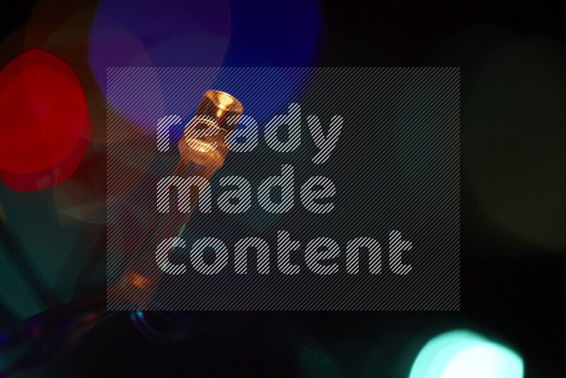 مصابيح ملونة علي خلفية سوداء