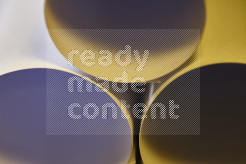 الصورة تعرض فن ورقي تجريدي بأشكال دائرية بدرجات متنوعة من اللون الرمادي والدرجات الدافئة