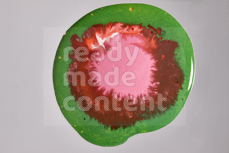 لقطات مقربة لألوان متنوعة تمتزج على خلفية رمادية