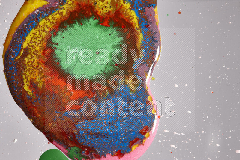 لقطات مقربة لألوان متنوعة تمتزج على خلفية رمادية