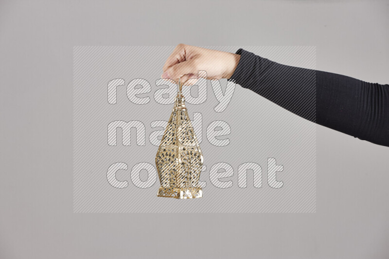 امرأة ترتدي عباءة سوداء تحمل فوانيس رمضانية مختلفة في أوضاع متعددة