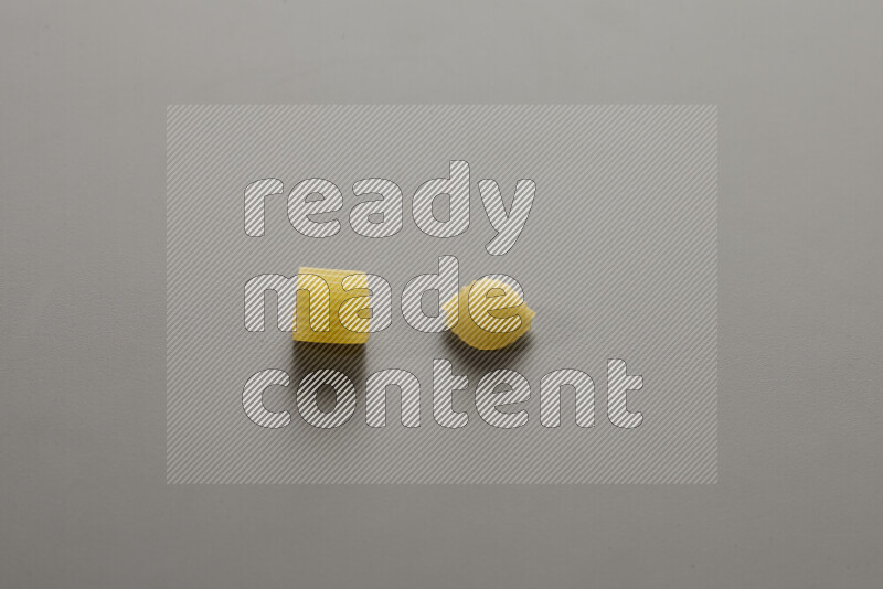 معكرونة خواتم مع أنواع أخري من المعكرونة علي خلفية رمادية