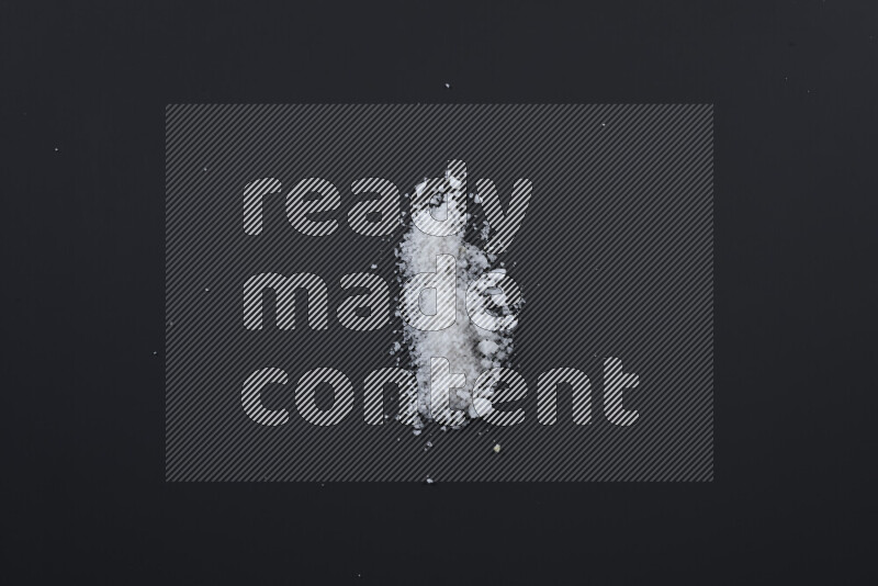 حفن من ملح الطعام، وملح البحر الخشن، وملح الهيمالايا الناعم، وملح الهيمالايا الخشن على خلفية سوداء