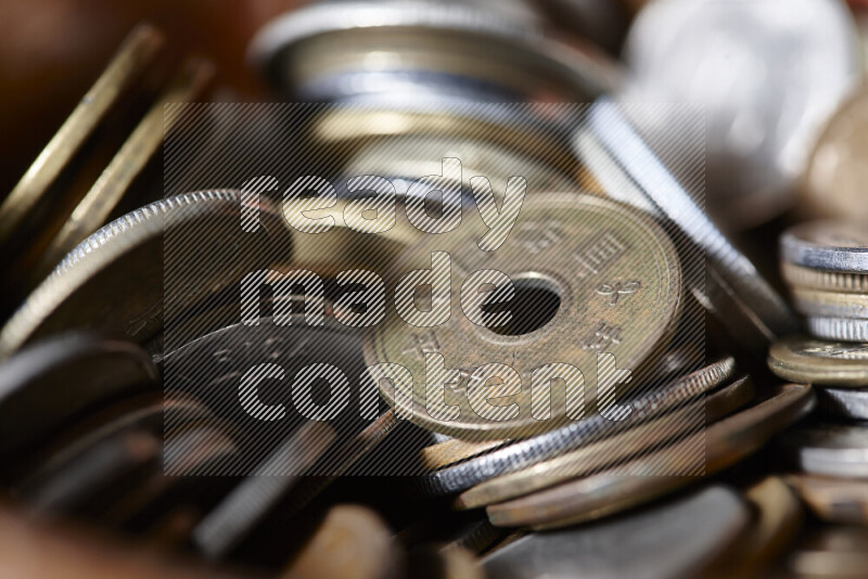 لقطات مقربة لعملات معدنية قديمة عشوائية على خلفية سوداء