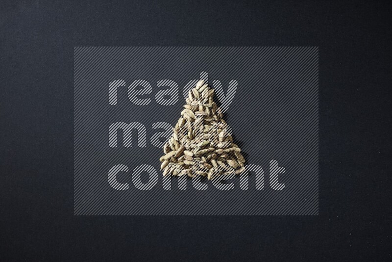 حبوب الهيل في شكل مثلث على خلفية سوداء