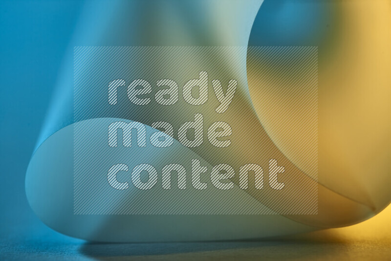 فن تجريدي يعرض منحنيات وتدرجات اللون الأزرق والذهبي مكونه بضوء ملون