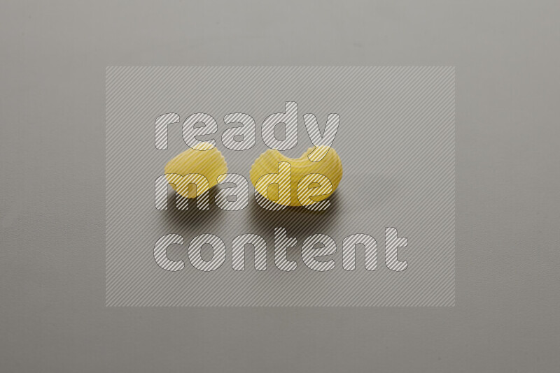 معكرونة خواتم مع أنواع أخري من المعكرونة علي خلفية رمادية