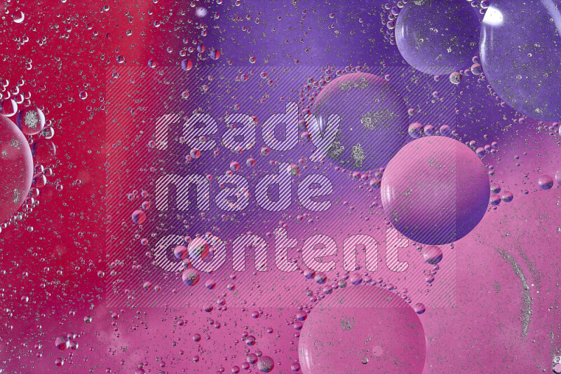 لقطات مقربة لفقاعات من الزيت على سطح الماء باللون الأحمر والأرجواني والوردي