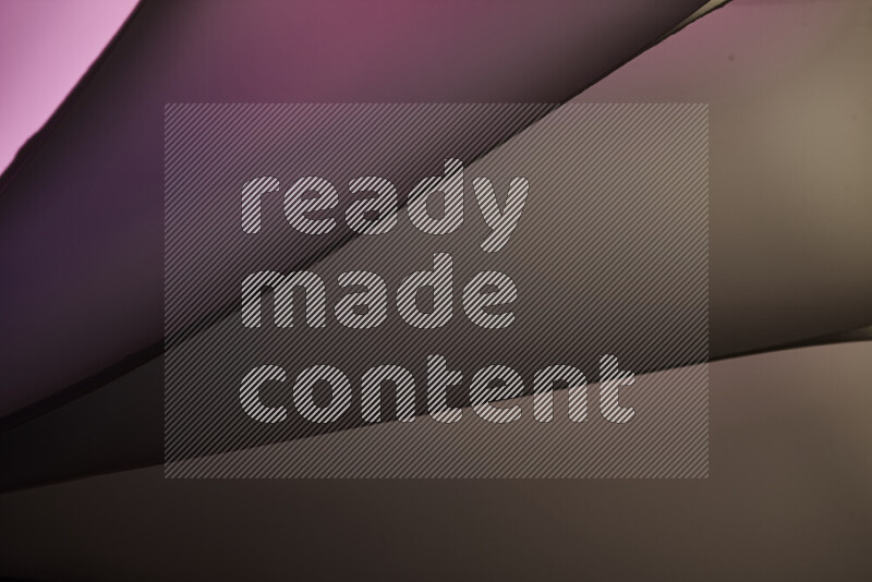 فن تجريدي يعرض منحنيات مع تدرجات الألوان الدافئة والباردة مكونه بضوء ملون