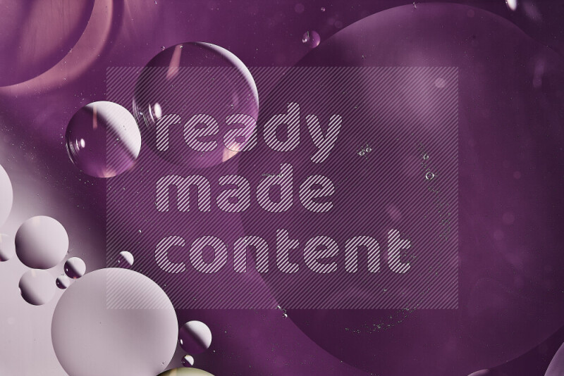 لقطات مقربة لفقاعات من الزيت على سطح الماء باللون الأبيض والأرجواني