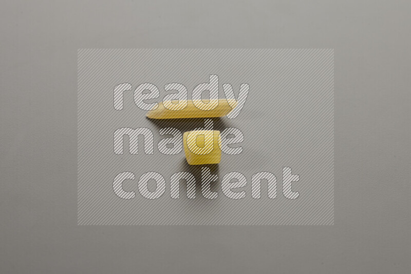 معكرونة خواتم مع أنواع أخري من المعكرونة علي خلفية رمادية