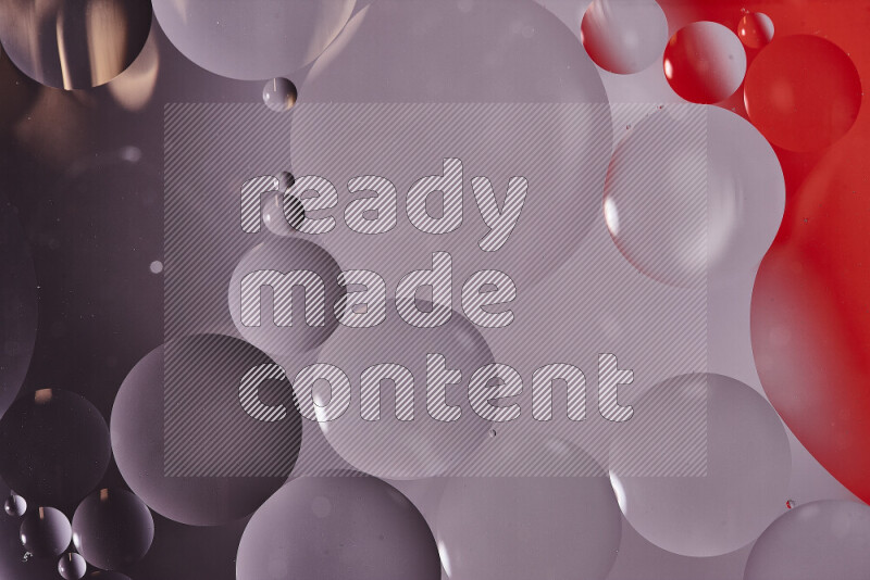 لقطات مقربة لفقاعات من الزيت على سطح الماء باللون الأبيض والأحمر