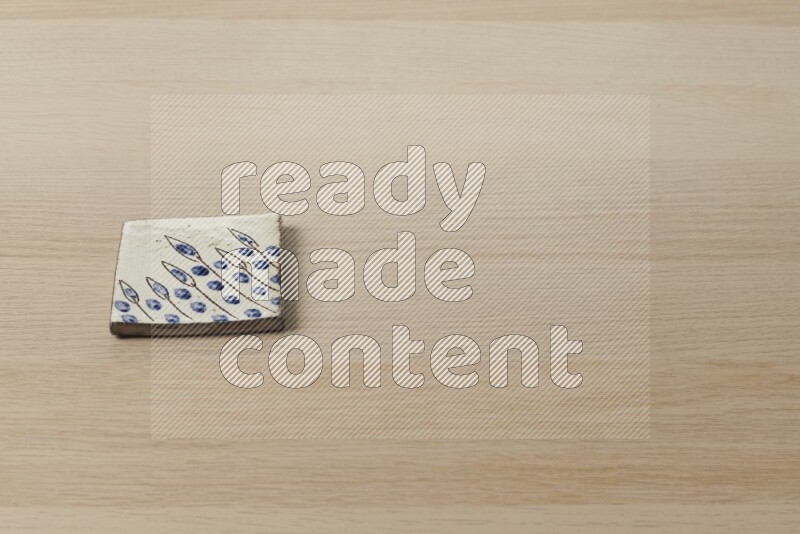 قواعد أكواب مزخرفة على خلفية خشبية فاتحة