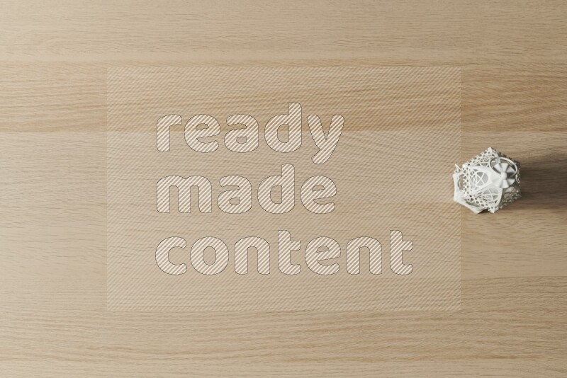 فانوس للشموع على خلفية خشبية فاتحة