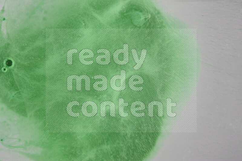 تلتقط الصورة تناثرا للطلاء الأخضر علي خلفية بيضاء
