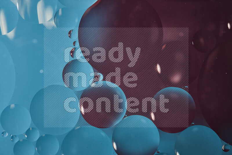 لقطات مقربة لفقاعات من الزيت على سطح الماء باللون الأزرق والأرجواني