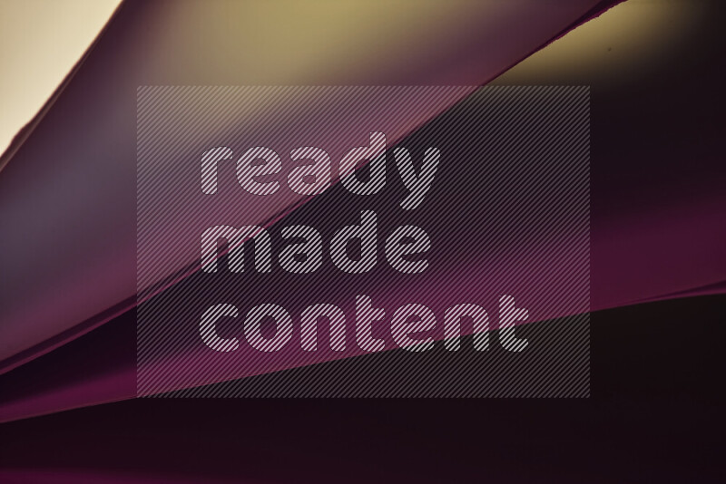 فن تجريدي يعرض منحنيات مع تدرجات الألوان الدافئة والباردة مكونه بضوء ملون