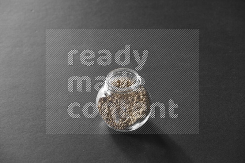 فلفل أبيض في وعاء زجاجي علي خلفية سوداء