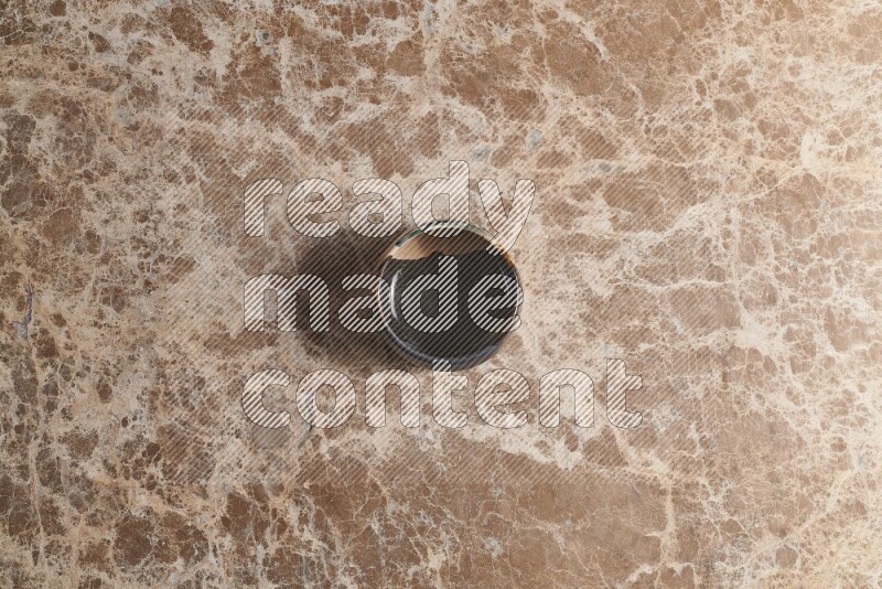 وعاء فخاري متعدد الألوان على خلفية من الرخام البيج