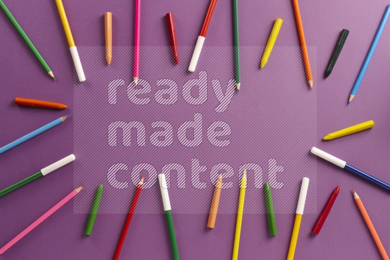 مستلزمات مدرسية مختلفة على خلفية أرجوانية