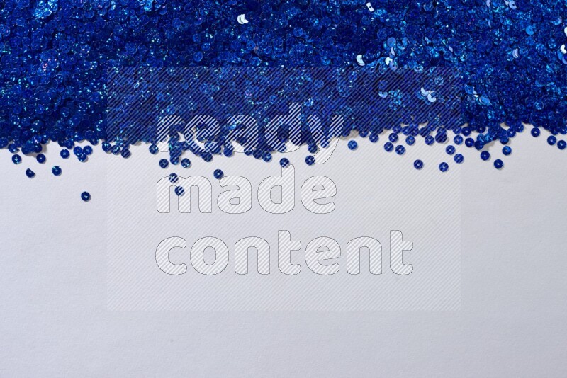 ترتر مسطح متعدد الألوان على خلفية رمادية