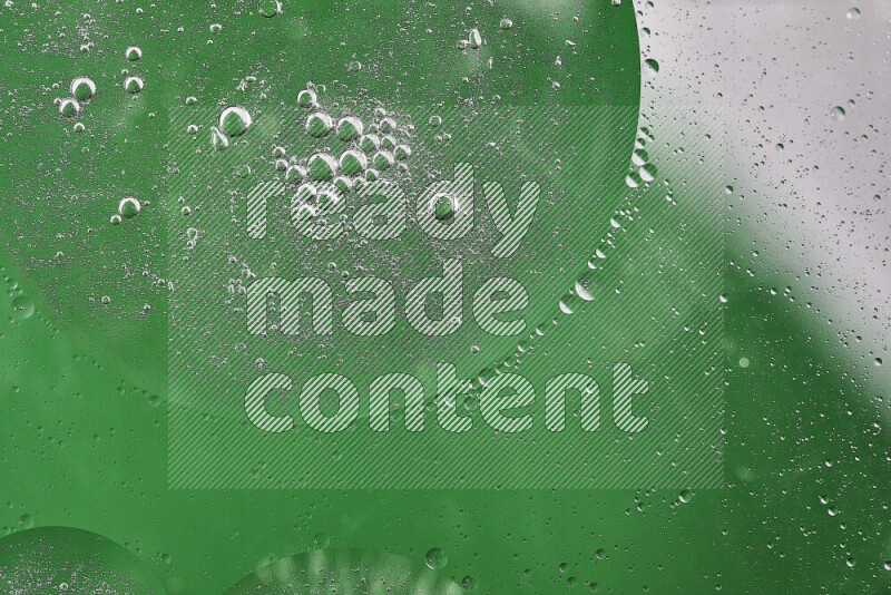 لقطات مقربة لفقاعات من الزيت على سطح الماء باللون الأبيض والأخضر