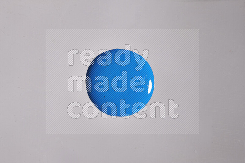 لقطات مقربة لألوان متنوعة تمتزج على خلفية رمادية