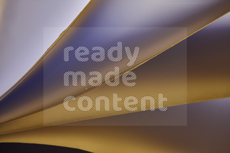 فن تجريدي يعرض منحنيات مع تدرجات الألوان الدافئة والباردة مكونه بضوء ملون