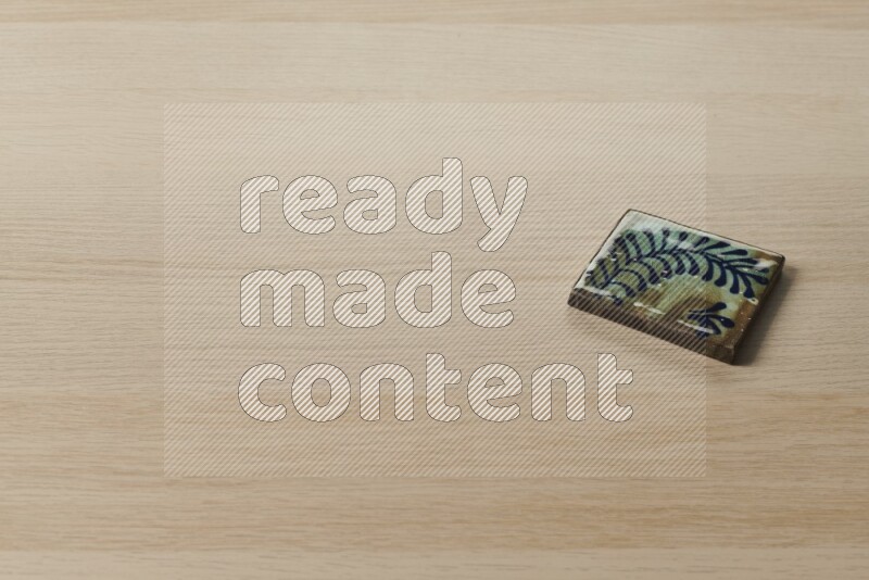 قواعد أكواب مزخرفة على خلفية خشبية فاتحة